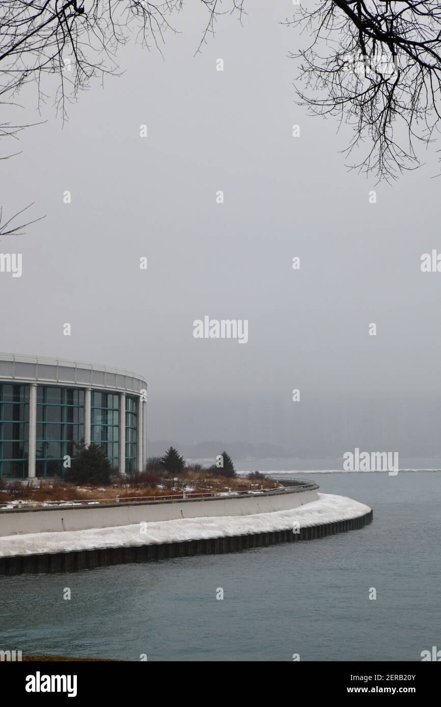 horizon de la ville le long du bord du lac le matin d'une brumeuse Banque D'Images