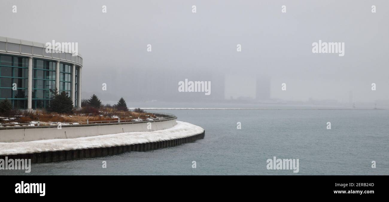 horizon de la ville le long du bord du lac le matin d'une brumeuse Banque D'Images