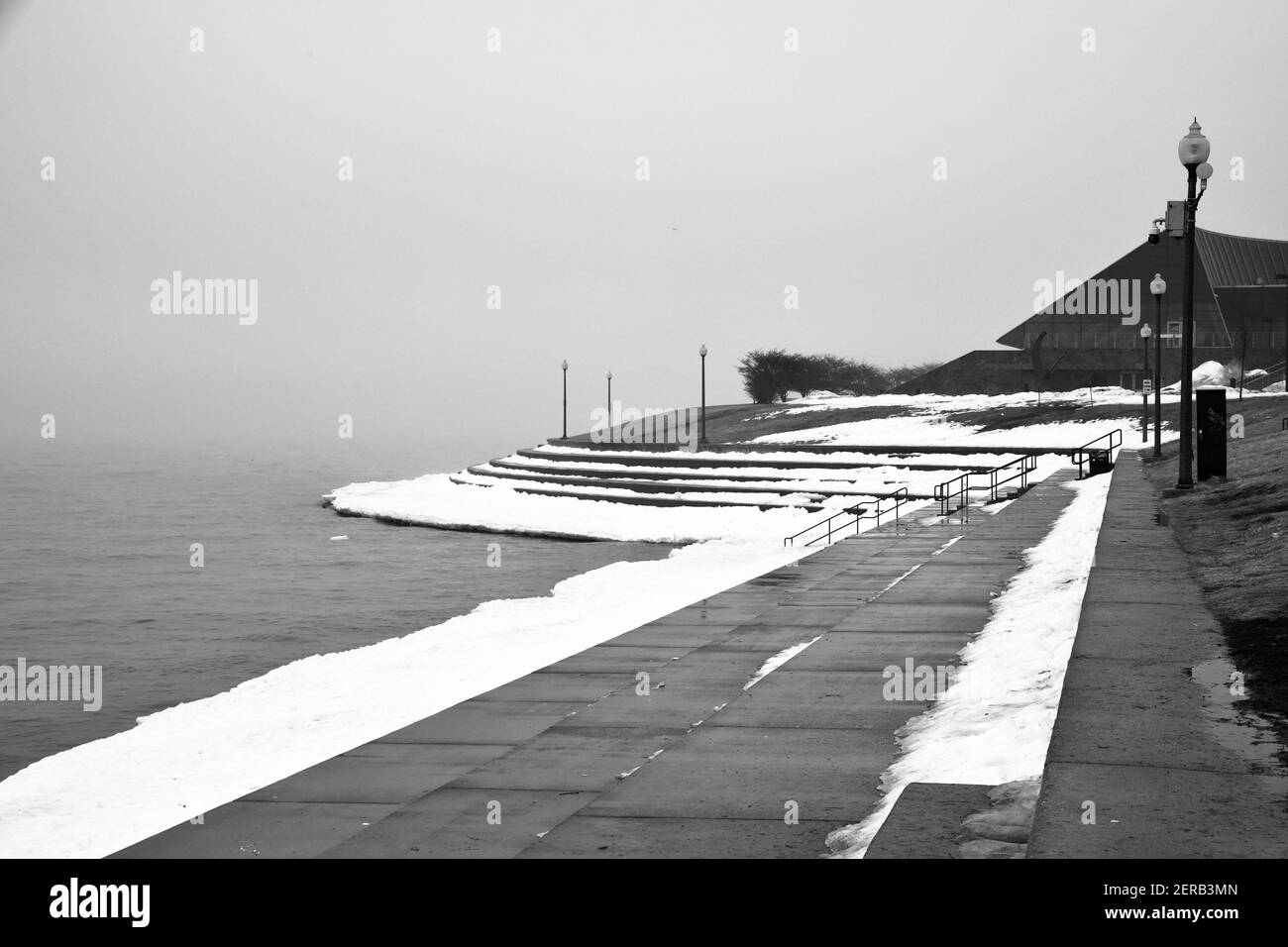 Promenade en bord de mer le matin brumeux dans la ville Banque D'Images