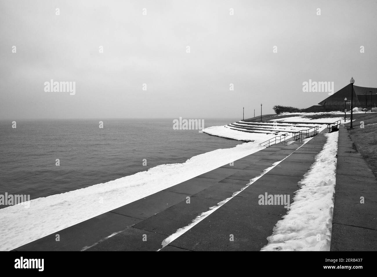 Promenade en bord de mer le matin brumeux dans la ville Banque D'Images