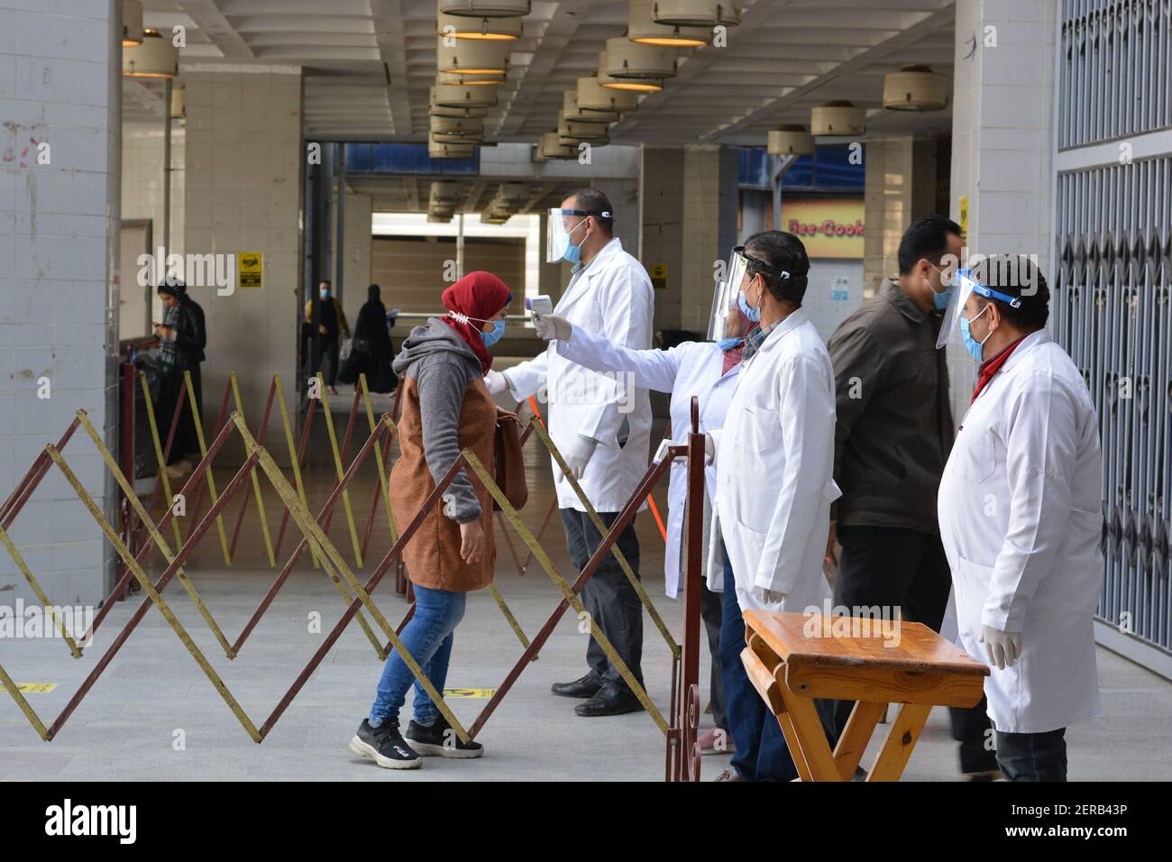 Le Caire, Égypte, le 27 février 2021. Les universités de toute l'Égypte commencent des examens de mi-année selon des mesures strictes de coronavirus. Banque D'Images