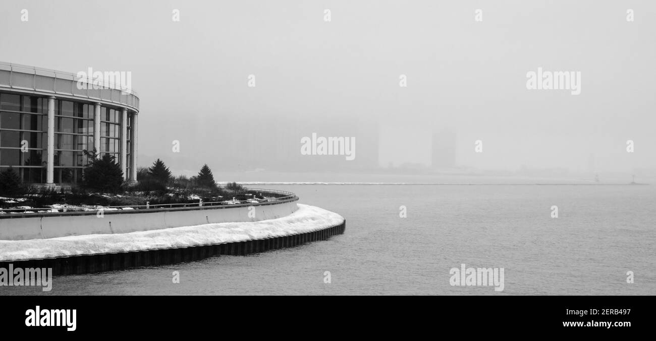 horizon de la ville le long du bord du lac le matin d'une brumeuse Banque D'Images