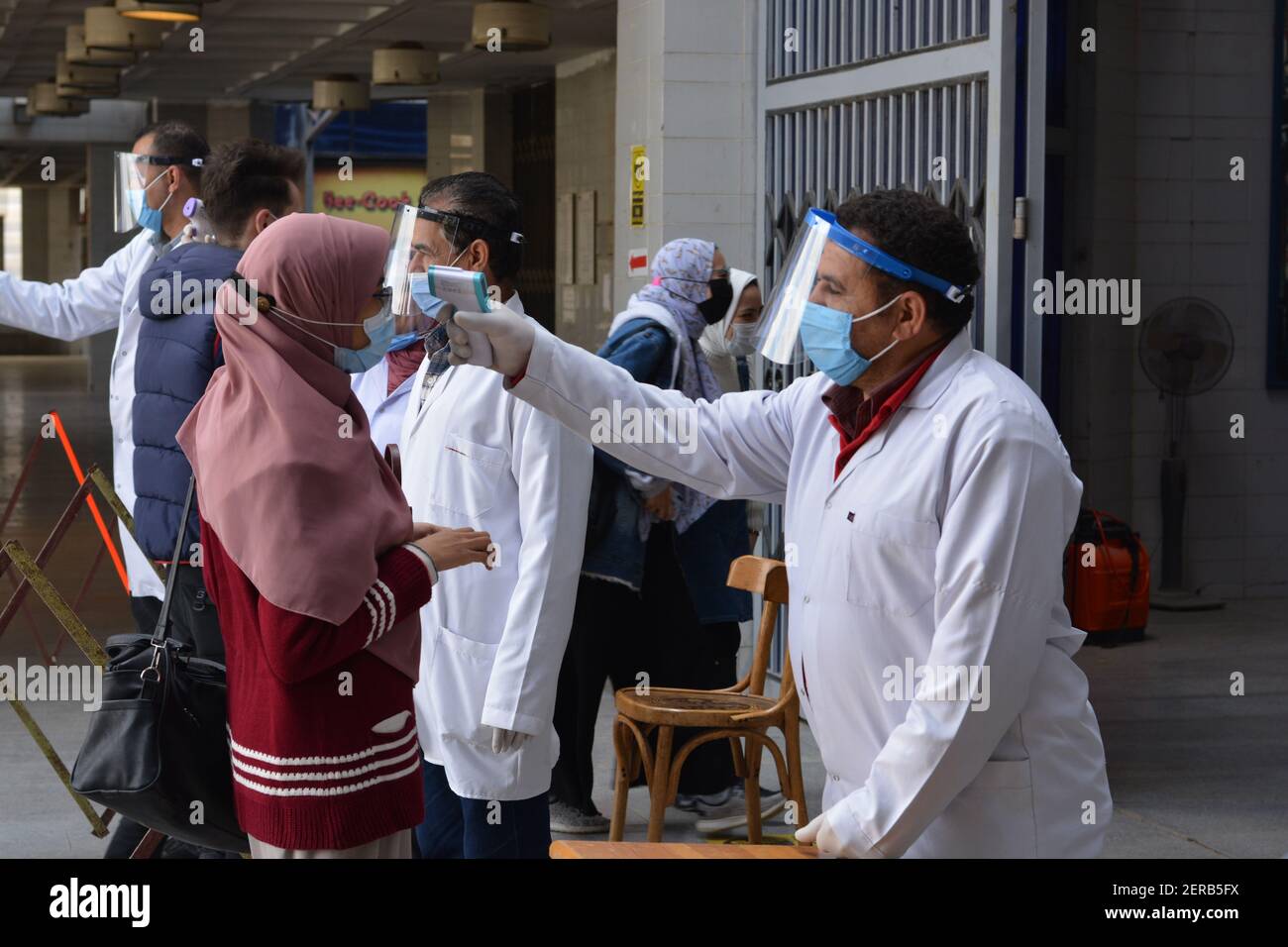 Le Caire, Égypte, le 27 février 2021. Les universités de toute l'Égypte commencent des examens de mi-année selon des mesures strictes de coronavirus. Banque D'Images