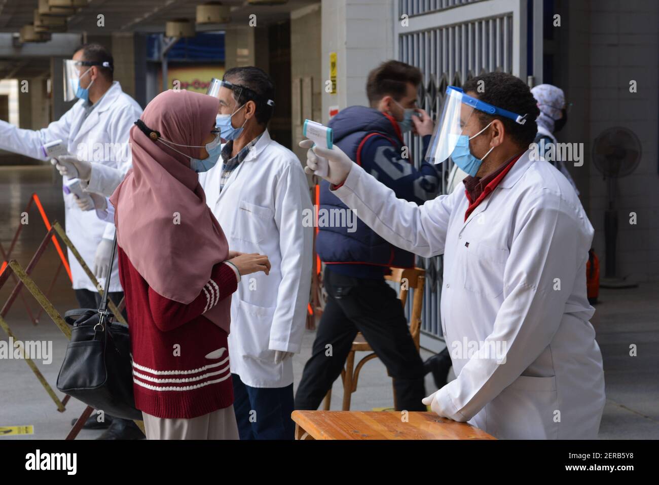 Le Caire, Égypte, le 27 février 2021. Les universités de toute l'Égypte commencent des examens de mi-année selon des mesures strictes de coronavirus. Banque D'Images