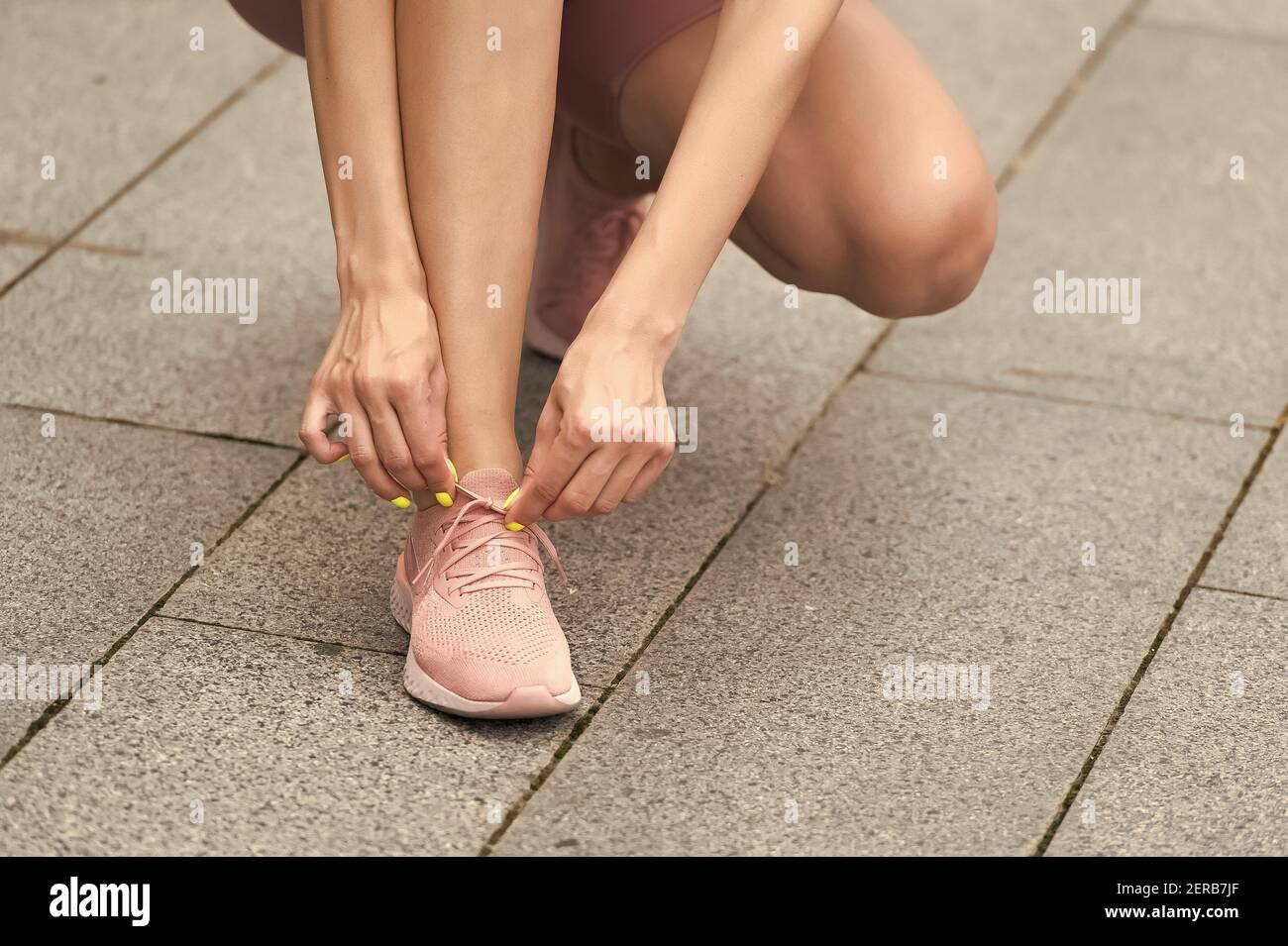 Confort et style en équilibre. Les mains des femmes lacets chaussure de  sport. Lacets de lacets de filage. Chaussures de course à pied pour Femme.  Chaussures de sport sur le terrain de
