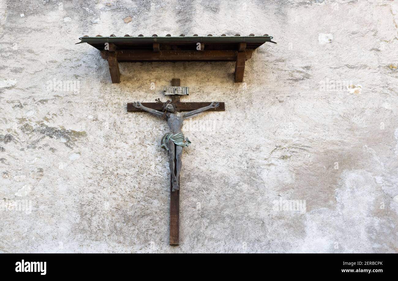 Ancienne croix de jésus en bois sur un mur de monastère, au-dessus de la croix est montée un signe avec l'inscription: INRI: Iesus Nazarenus Rex Iudaeorum, Banque D'Images