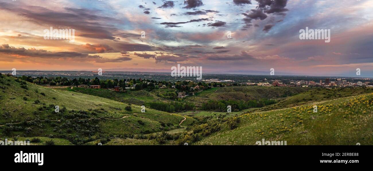 Image panoramique au lever du soleil au printemps de la ville de Boise depuis les contreforts de Boise, Idaho. Banque D'Images