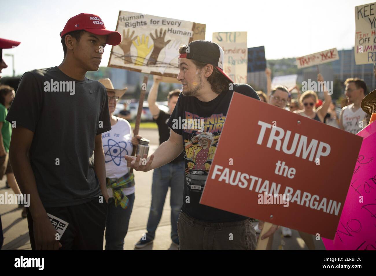 Un jeune homme de Fridley nommé Dominic, à gauche, qui a refusé de donner son nom, s'engage dans un dialogue avec Gary Nieman de Duluth devant Amsoil Arena pendant que le président Trump est apparu à l'intérieur le mercredi 20 juin 2018. (Photo de Jeff Wheeler/Minneapolis Star Tribune/TNS/Sipa USA) Banque D'Images