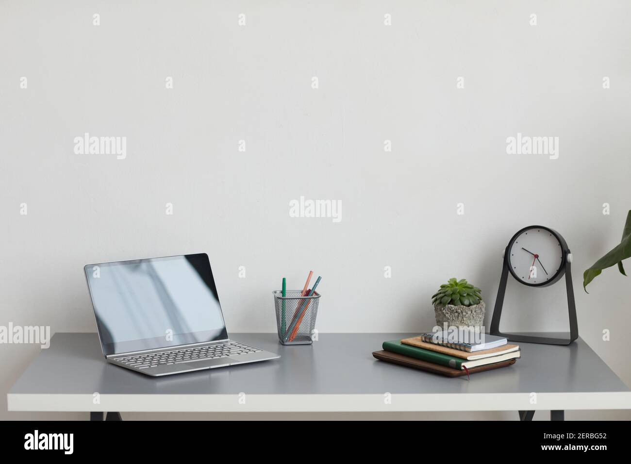 Image d'arrière-plan minimale du bureau à domicile avec ordinateur portable sur le bureau, espace de copie Banque D'Images
