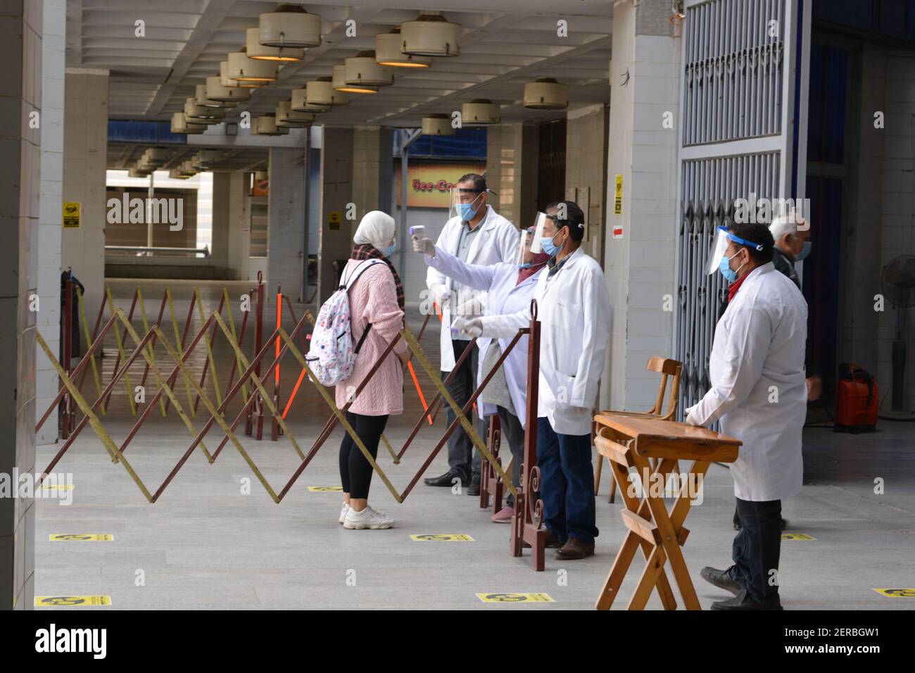 Le Caire, Égypte, le 27 février 2021. Les universités de toute l'Égypte commencent des examens de mi-année selon des mesures strictes de coronavirus. Banque D'Images