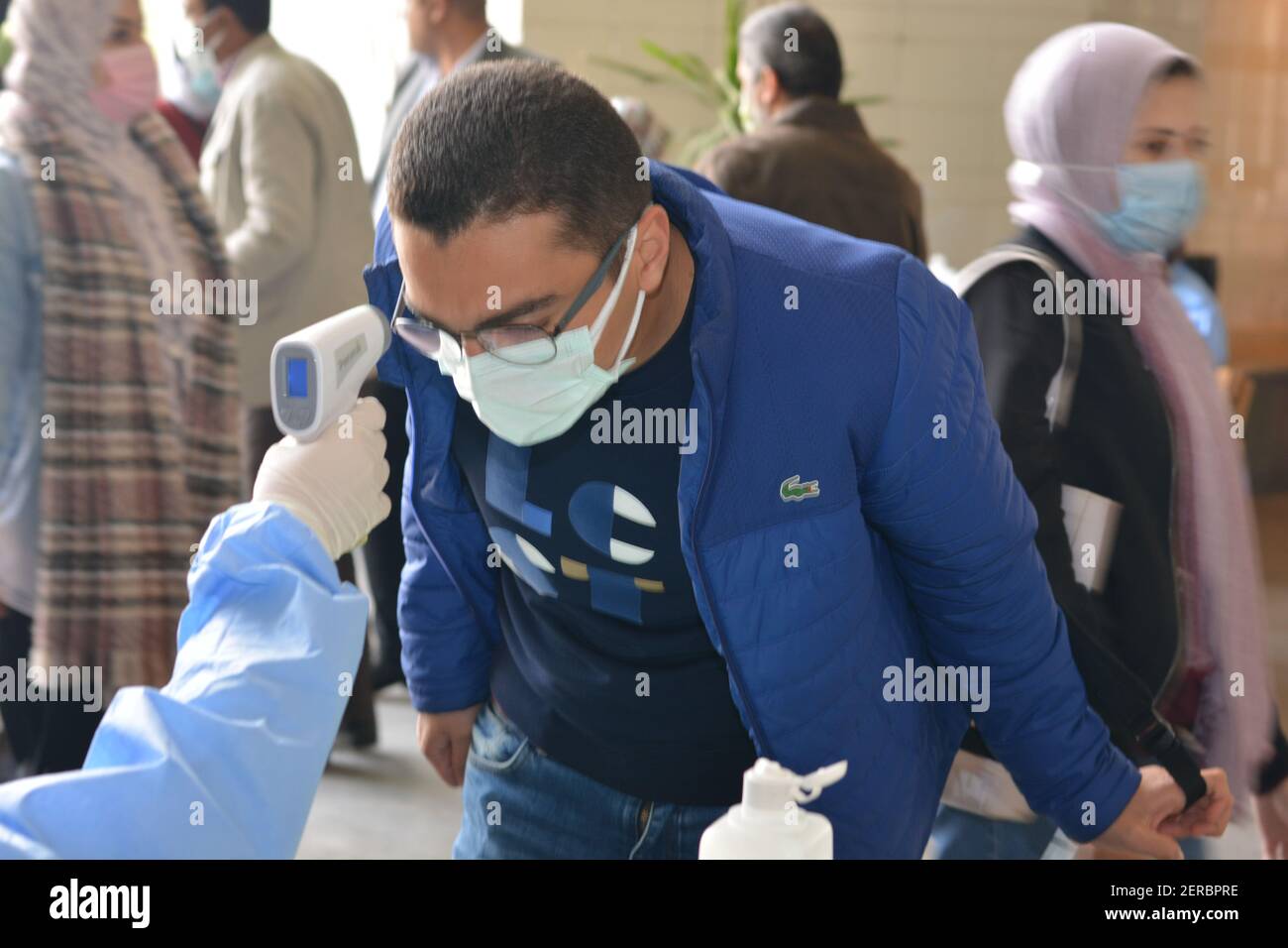 Le Caire, Égypte, le 27 février 2021. Les universités de toute l'Égypte commencent des examens de mi-année selon des mesures strictes de coronavirus. Banque D'Images