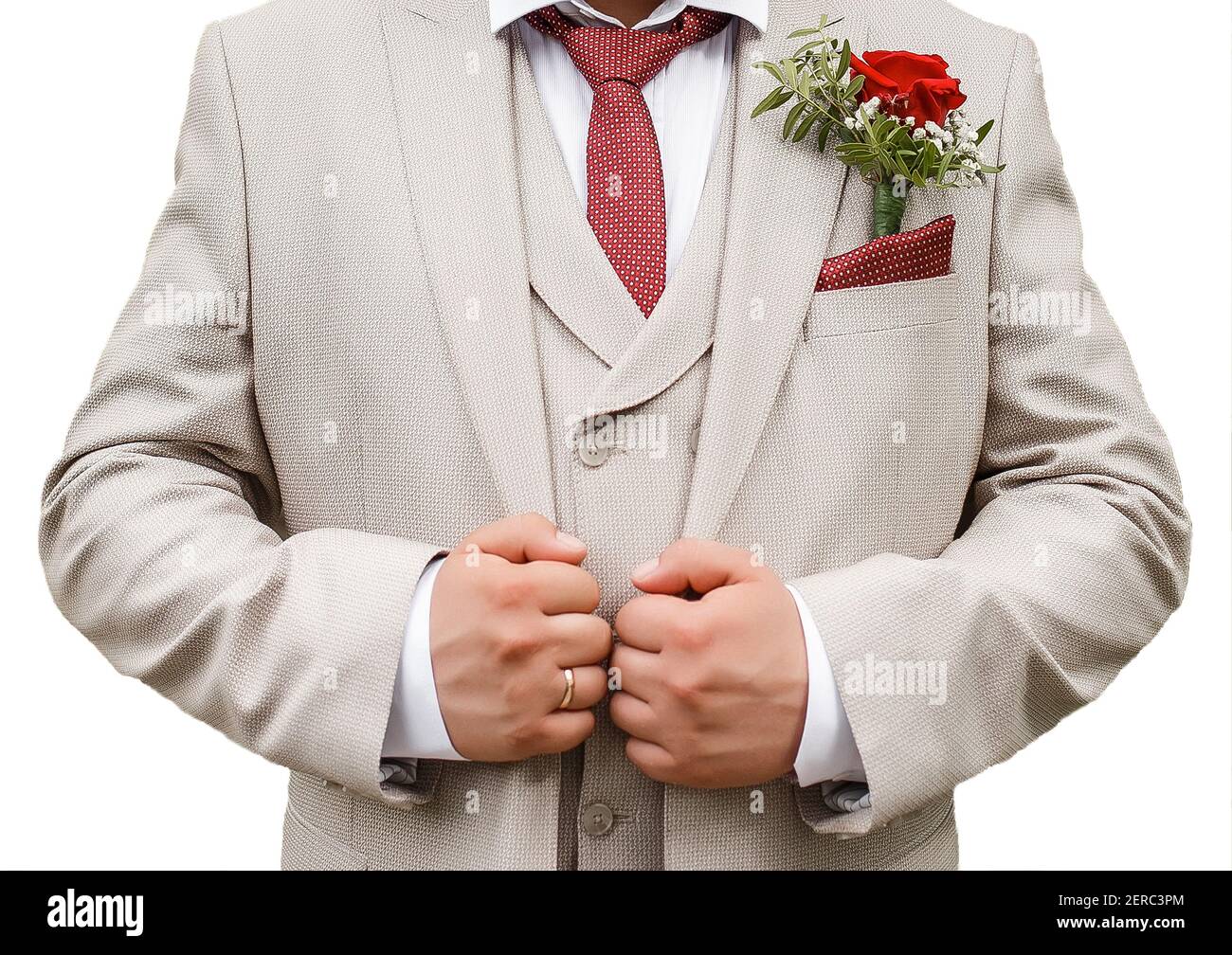 Le costume beige clair du marié tient les mains avec une boutonnière et une  cravate rouge isolée blanc arrière-plan de gros plan Photo Stock - Alamy