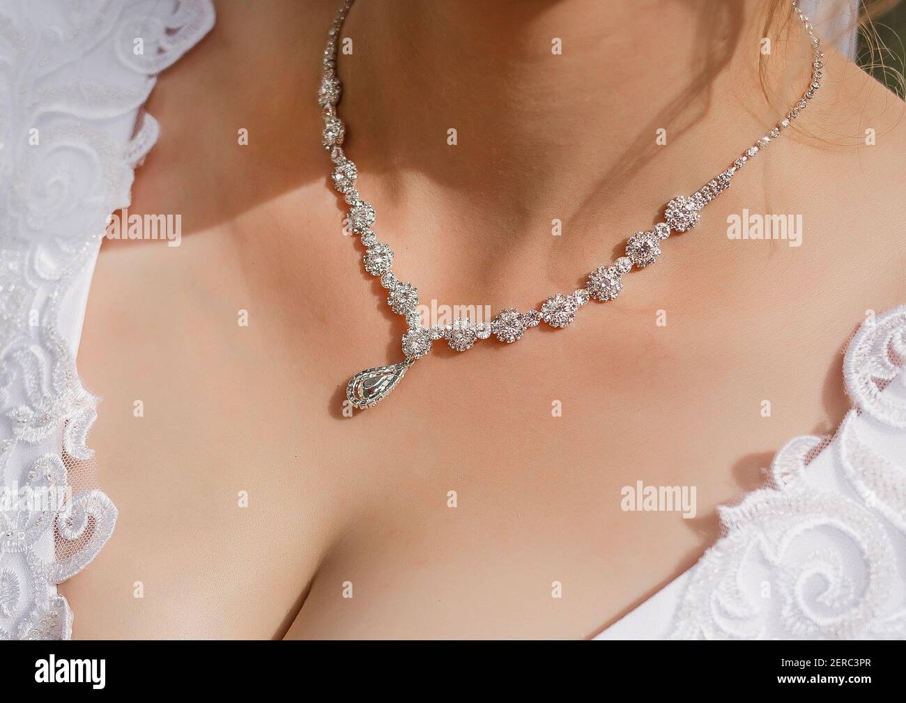 Collier de mariage, éléments de décoration dans la mariée gros plan. Banque D'Images