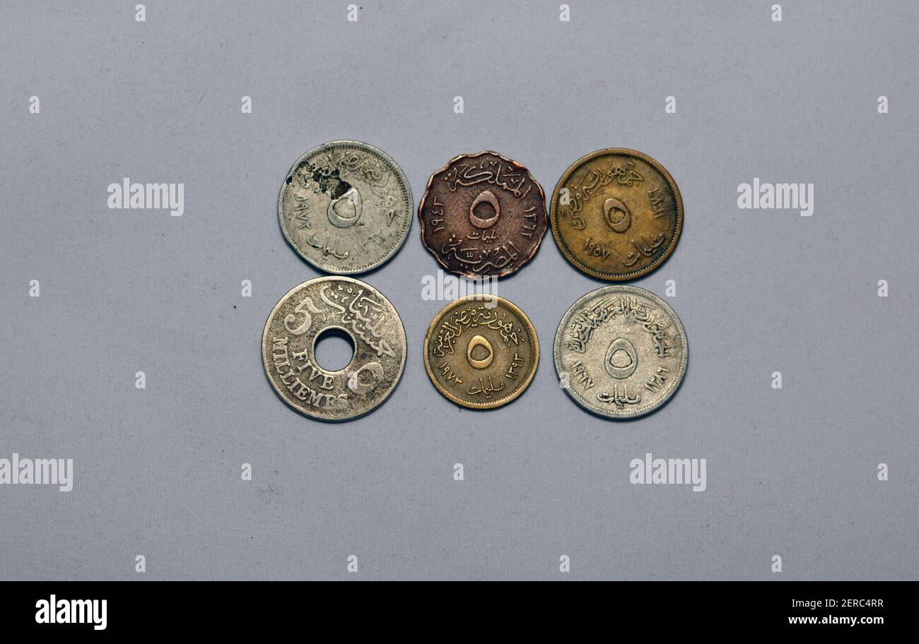 Vieilles pièces de monnaie égyptienne de 5 millions de fond, différentes formes de vieille pièce