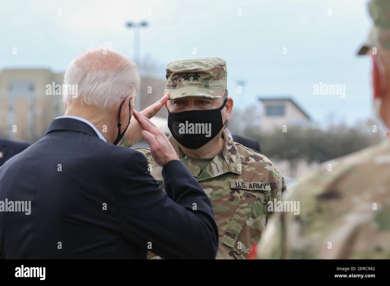 Le président des États-Unis, Joe Biden, revient un hommage de départ du général de l'armée américaine Pablo Estrada, à la suite d'une visite au centre de vaccination communautaire COVID-19, soutenu par le gouvernement fédéral, au stade NRG, le 26 février 2021, à Houston, au Texas. Banque D'Images