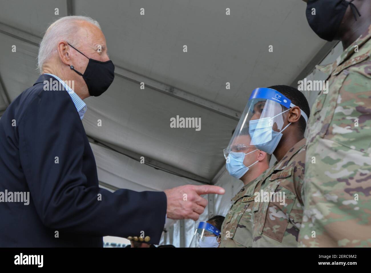 Joe Biden, président des États-Unis, discute avec des aviateurs de la U.S. Air Force lors d'une visite au centre de vaccination communautaire COVID-19, financé par le gouvernement fédéral, au stade NRG, le 26 février 2021, à Houston, au Texas. Banque D'Images