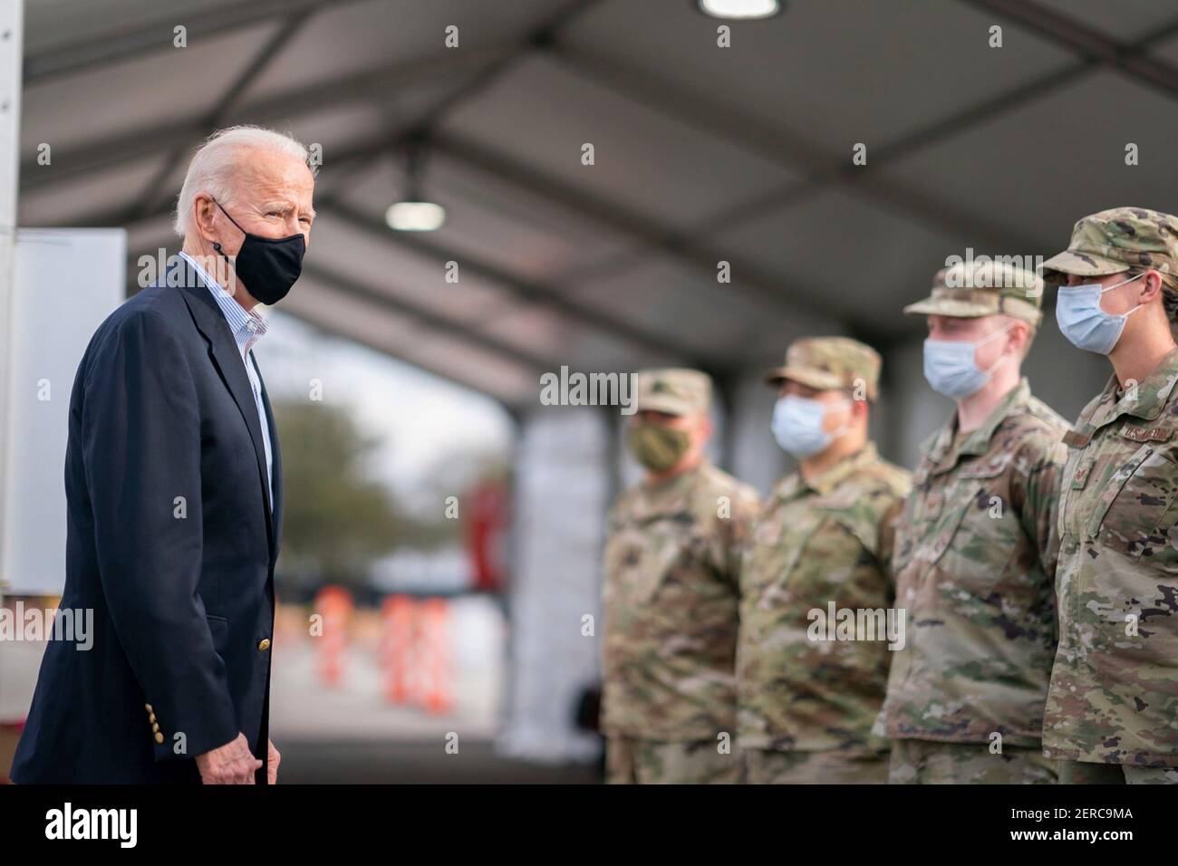 Le président américain Joe Biden s'entretient avec les membres du service lors d'une visite au centre de vaccination communautaire COVID-19, financé par le gouvernement fédéral, au stade NRG, le 26 février 2021, à Houston, au Texas. Banque D'Images