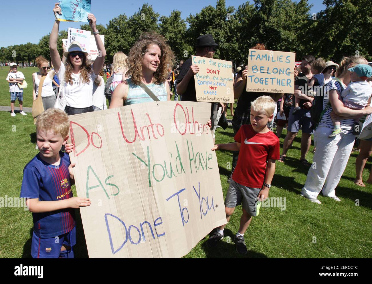 Les gens prennent part pendant la Marche solidarité - cessez de séparer les familles immigrées aux Etats-Unis le 30 juin 2018 devant le consulat américain au Museumplein à Amsterdam, pays-Bas. (Photo de Paulo Amorim/Sipa USA) Banque D'Images