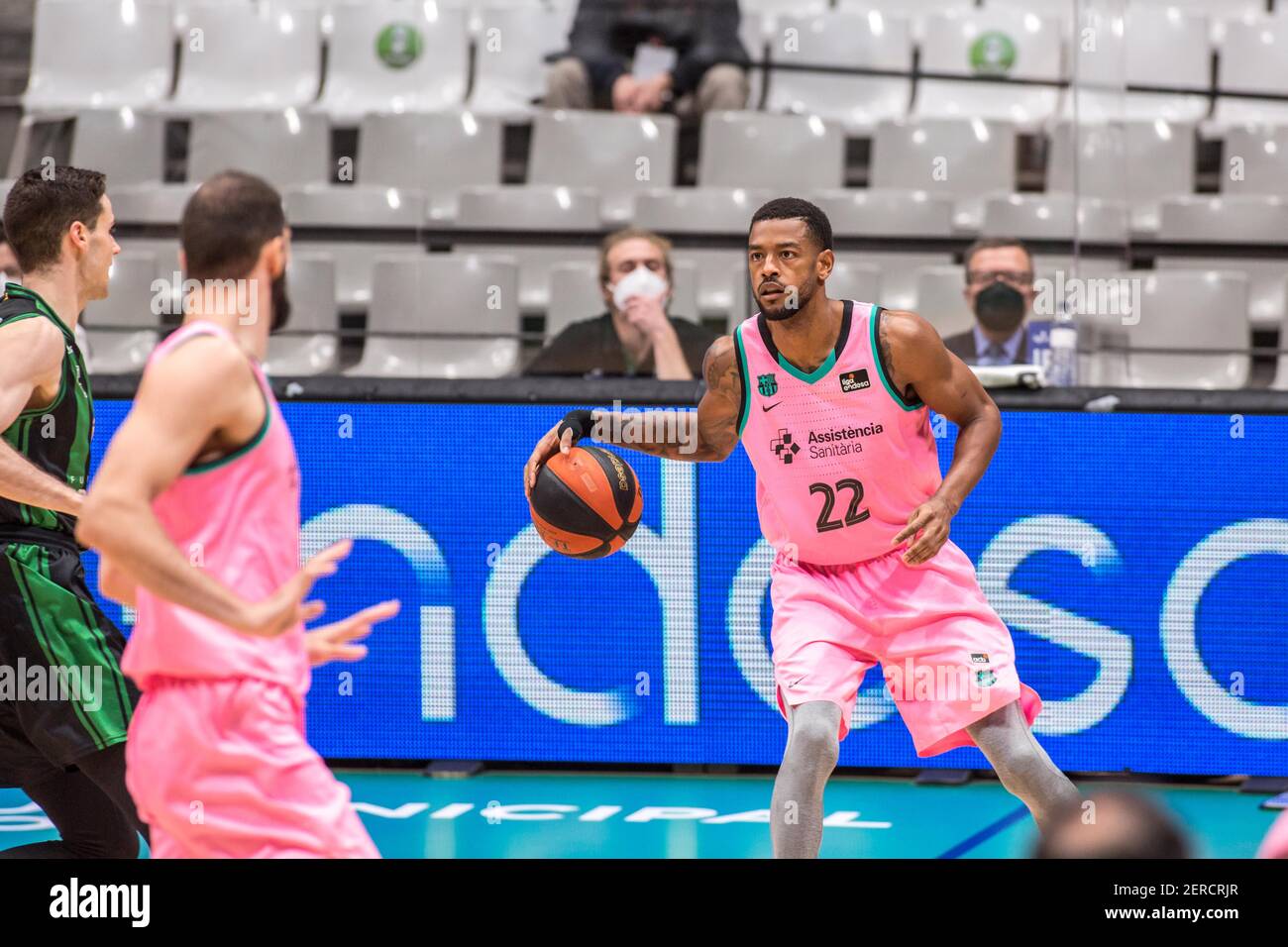 Cory Higgins de Barcelone vu en action pendant la ligue espagnole de basket-ball (Liga Endesa) Round 24, match entre le Club Joventut Badalona et le FC Barcelona Bàsquet au Palau Municipal d'sports de Badalona.(score final; Club Joventut 62:80 Barcelona Bàsquet) Banque D'Images