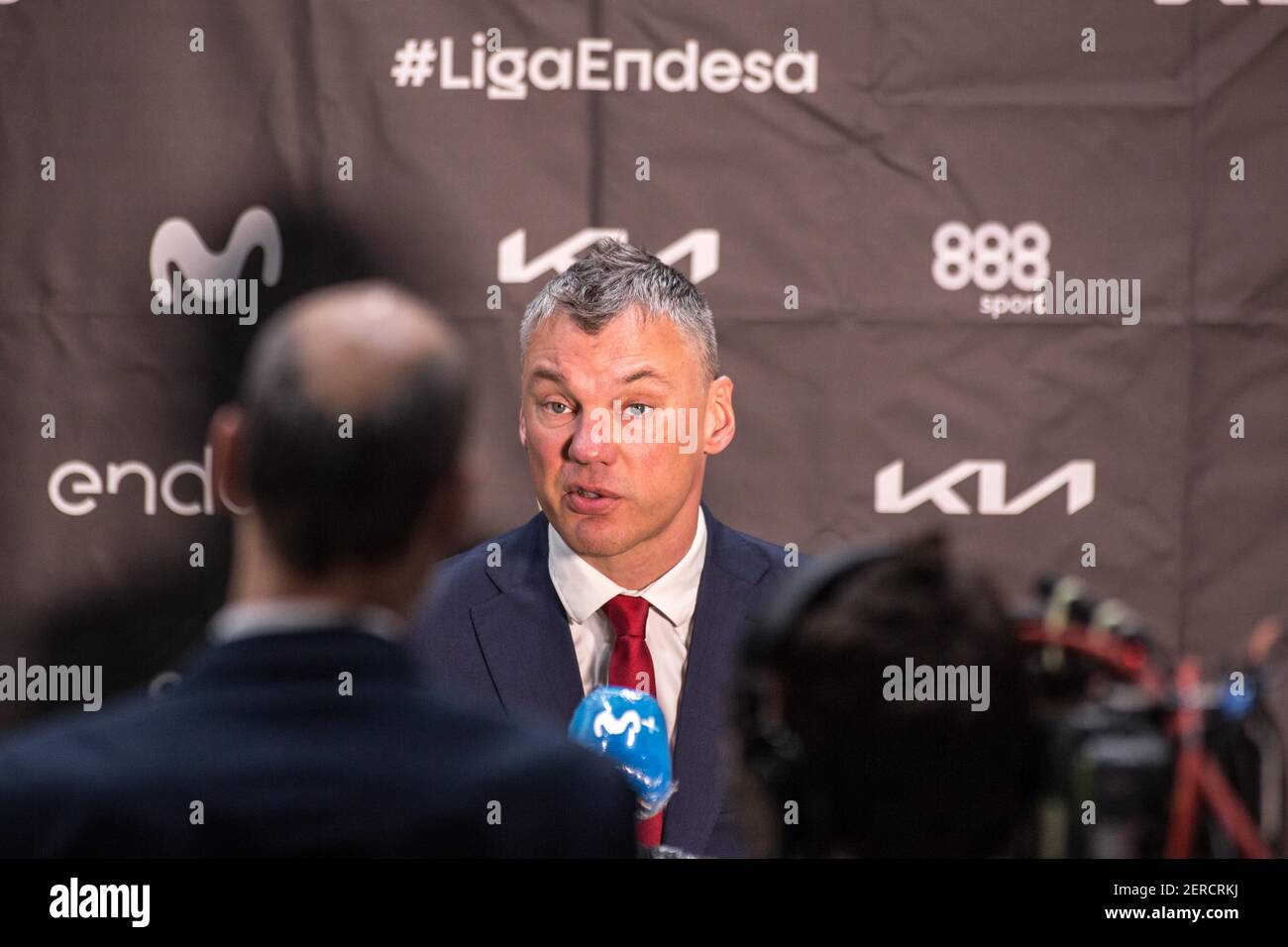 Šar?nas Jasikevi?ius, entraîneur de Barcelone Bàsquet accorde une interview après la ligue espagnole de basket-ball (Liga Endesa) Round 24, match entre le Club Joventut Badalona et le FC Barcelona Bàsquet au Palau Municipal d'sports de Badalona.(score final; Club Joventut 62:80 Barcelona Bàsquet) Banque D'Images