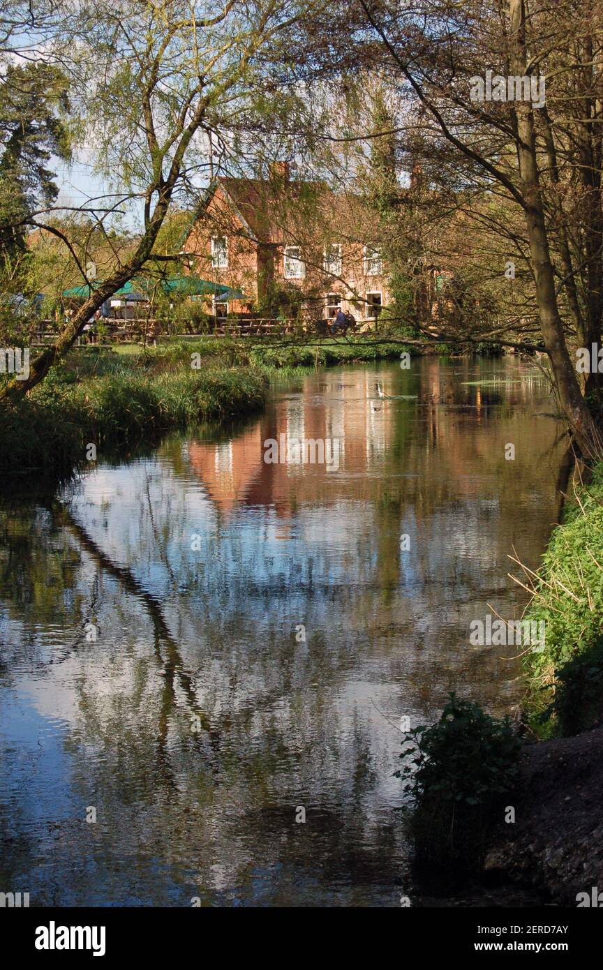 L'ancien moulin à eau situé sur le côté de la rivière Loddon, faisant partie du canal de Basingstoke dans Old Bashing, Basingstoke, Hampshire. Le moulin à eau a été Banque D'Images