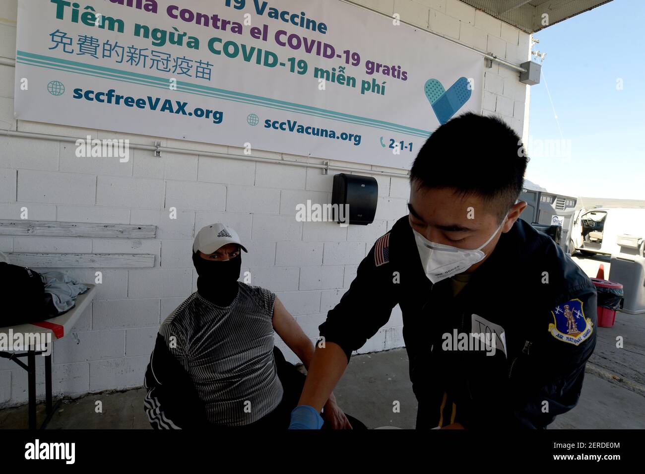 Morgan Hill, Californie, États-Unis. 28 février 2021. Morgan Hill, Californie, États-Unis - le comté de Santa Clara et United Farm Workers se sont associés dimanche pour vacciner les ouvriers agricoles contre les champignons Monterey à Morgan Hill au sud de San Jose. La Garde nationale de Californie a envoyé des troupes pour aider à administrer le vaccin de Moderna. Crédit : Neal Waters/ZUMA Wire/Alay Live News Banque D'Images