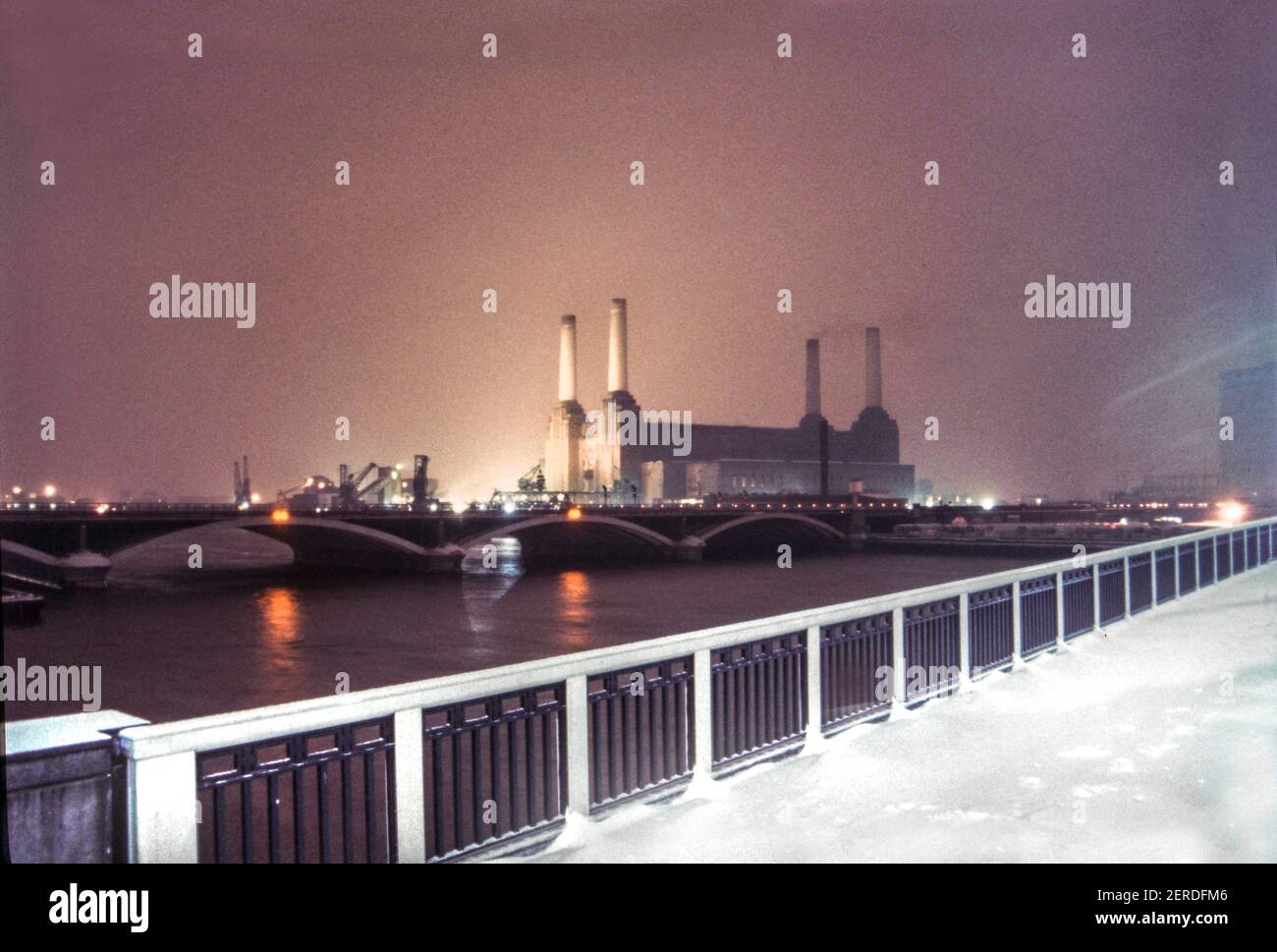 Battersea Power Station vue de Chelsea Bridge, Londres, lors d'une nuit enneigée en janvier 1982. Banque D'Images