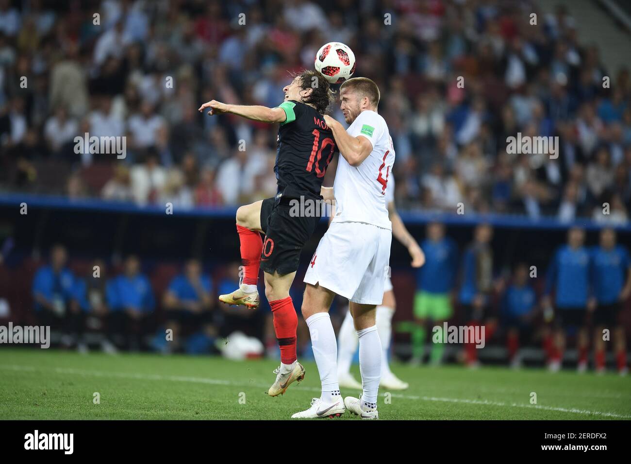 Coupe du monde de la FIFA Russie 2018. Demi-finales. Croatie contre Angleterre. Croate Luka Modric (à gauche) et anglais Eric Dier (à droite) pendant le match. 11 juillet 2018. Moscou, Russie. Crédit photo: Dmitry Korotaev/Kommersant/Sipa USA Banque D'Images