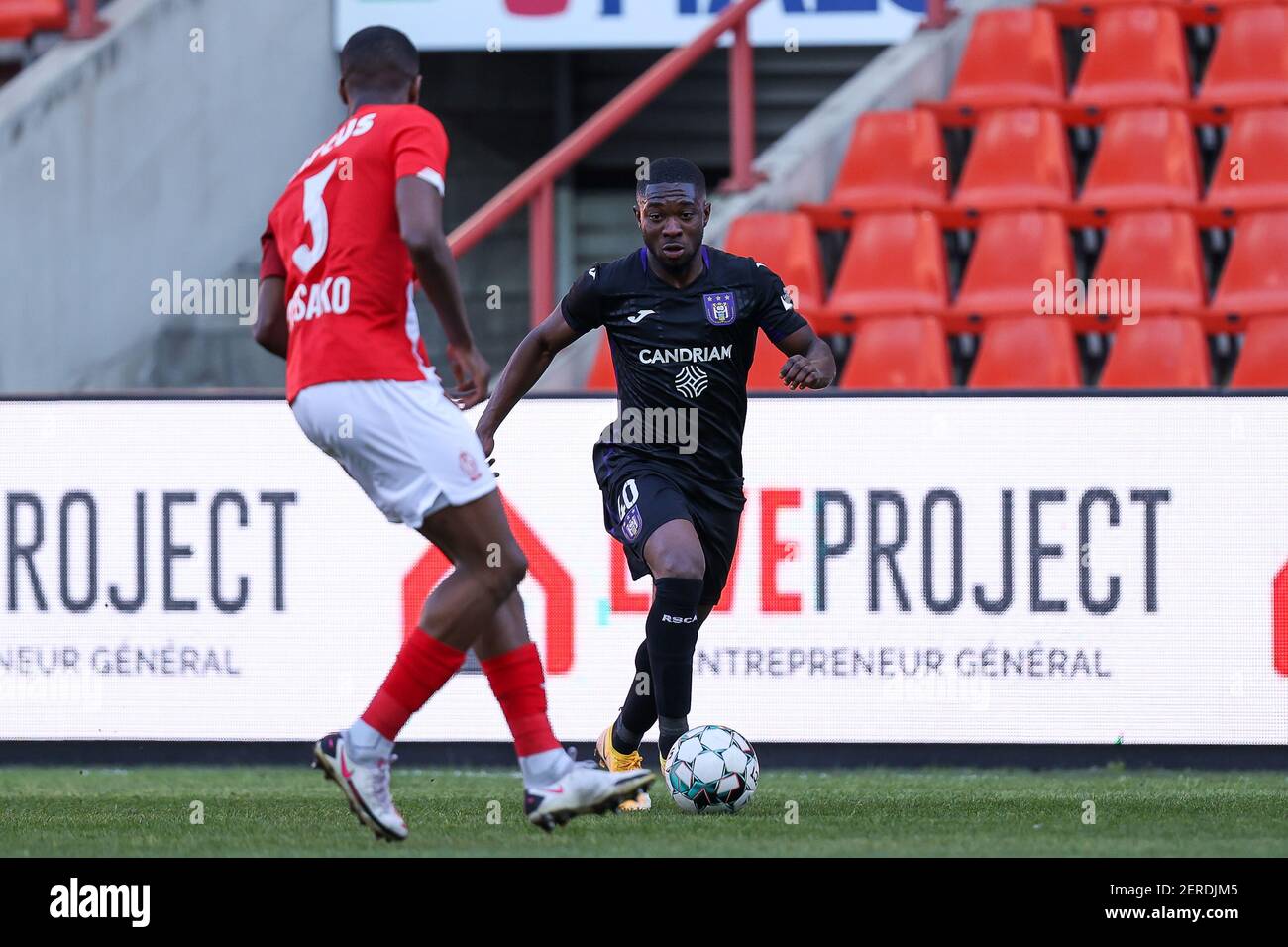 LUIK, BELGIQUE - FÉVRIER 28 : Francis Amuzu de RSC Anderlecht lors du match Jupiler Pro League entre Standard Luik et RCS Anderlecht au Stade Mau Banque D'Images