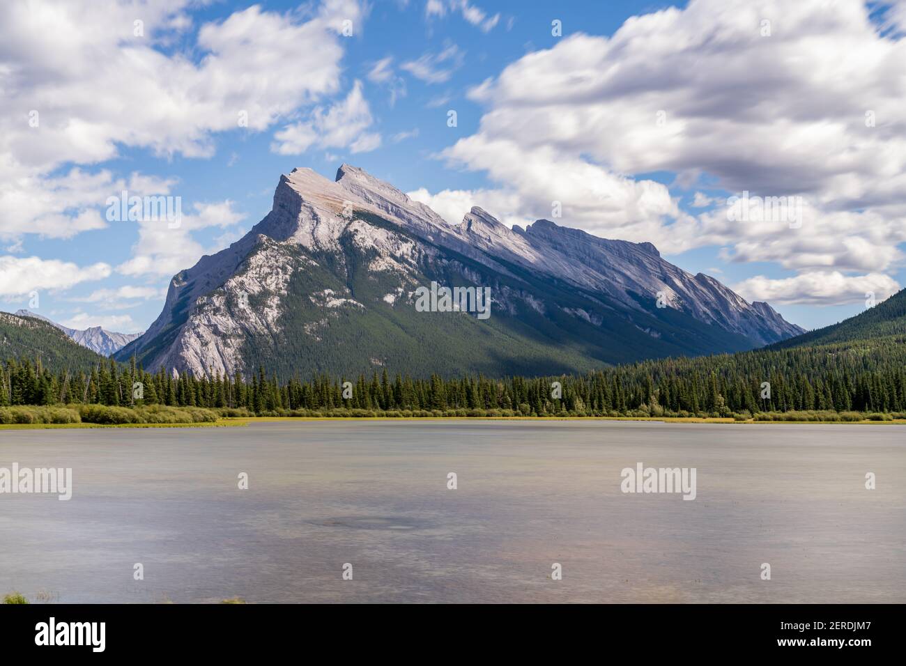 Parc national Banff magnifique paysage, lacs Vermilion et Mont Rundle ...