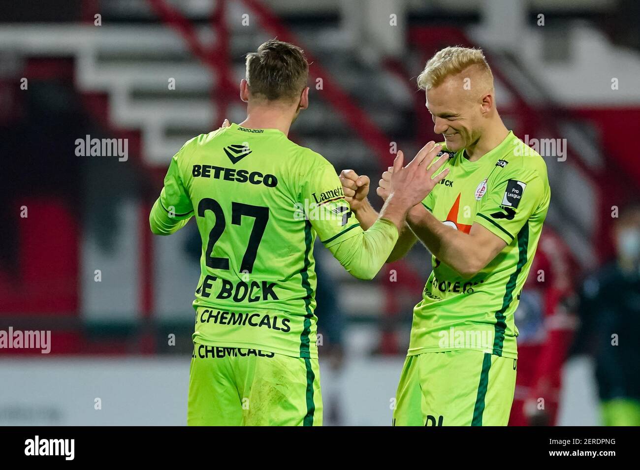 KORTRIJK, BELGIQUE - FÉVRIER 27 : Olivier Descacht, de Zulte Waregem, célèbre ses côtés pour gagner kV Kortrijk avec Laurens de Bock de Zulte Waregem du Banque D'Images