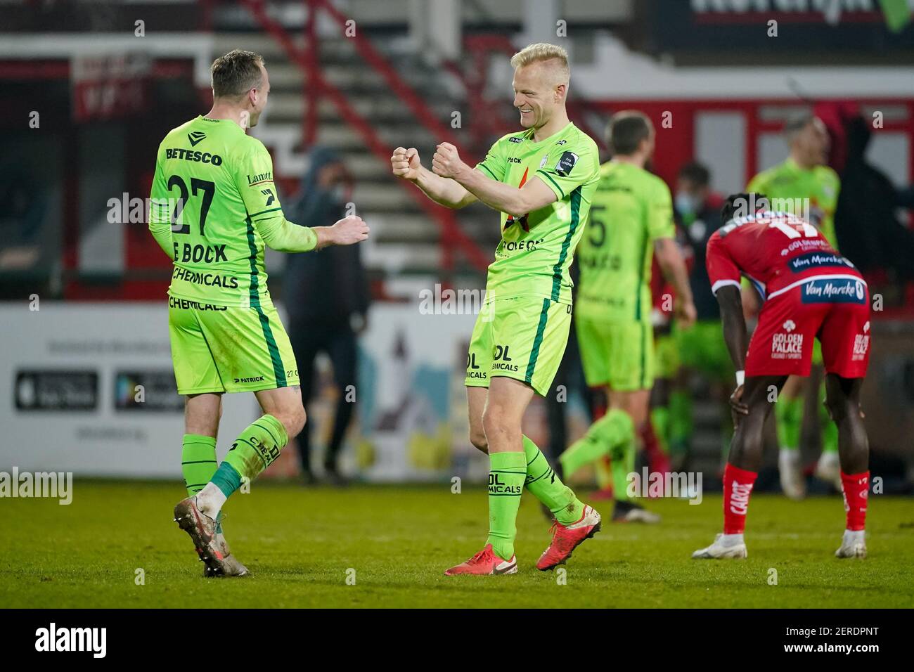 KORTRIJK, BELGIQUE - FÉVRIER 27 : Olivier Descacht, de Zulte Waregem, célèbre ses côtés pour gagner kV Kortrijk avec Laurens de Bock de Zulte Waregem du Banque D'Images