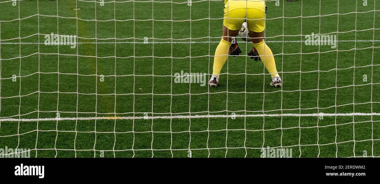 Une jeune fille de gardien de football se tient dans le but pendant un match de football au Texas. Banque D'Images