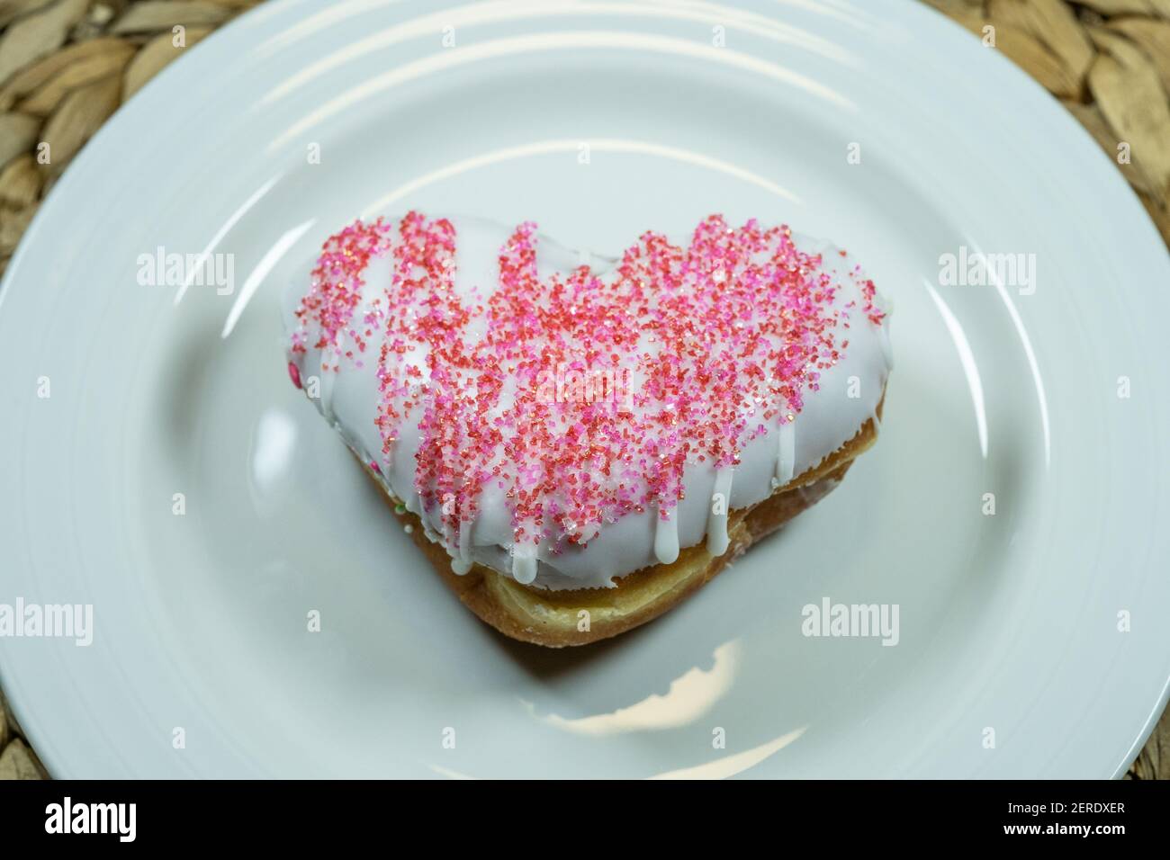 Un Donut En Forme De Coeur Rempli De Pate A Gateau Trempe Dans Le Glacage Rouge Et Recouvert De Saupoudres De Saint Valentin Festifs Photo Stock Alamy Un Donut En Forme De Coeur Rempli De Pate A Gateau Trempe Dans Le Glacage Rouge Et Recouvert De Saupoudres De Saint Valentin Festifs Photo Stock Alamy