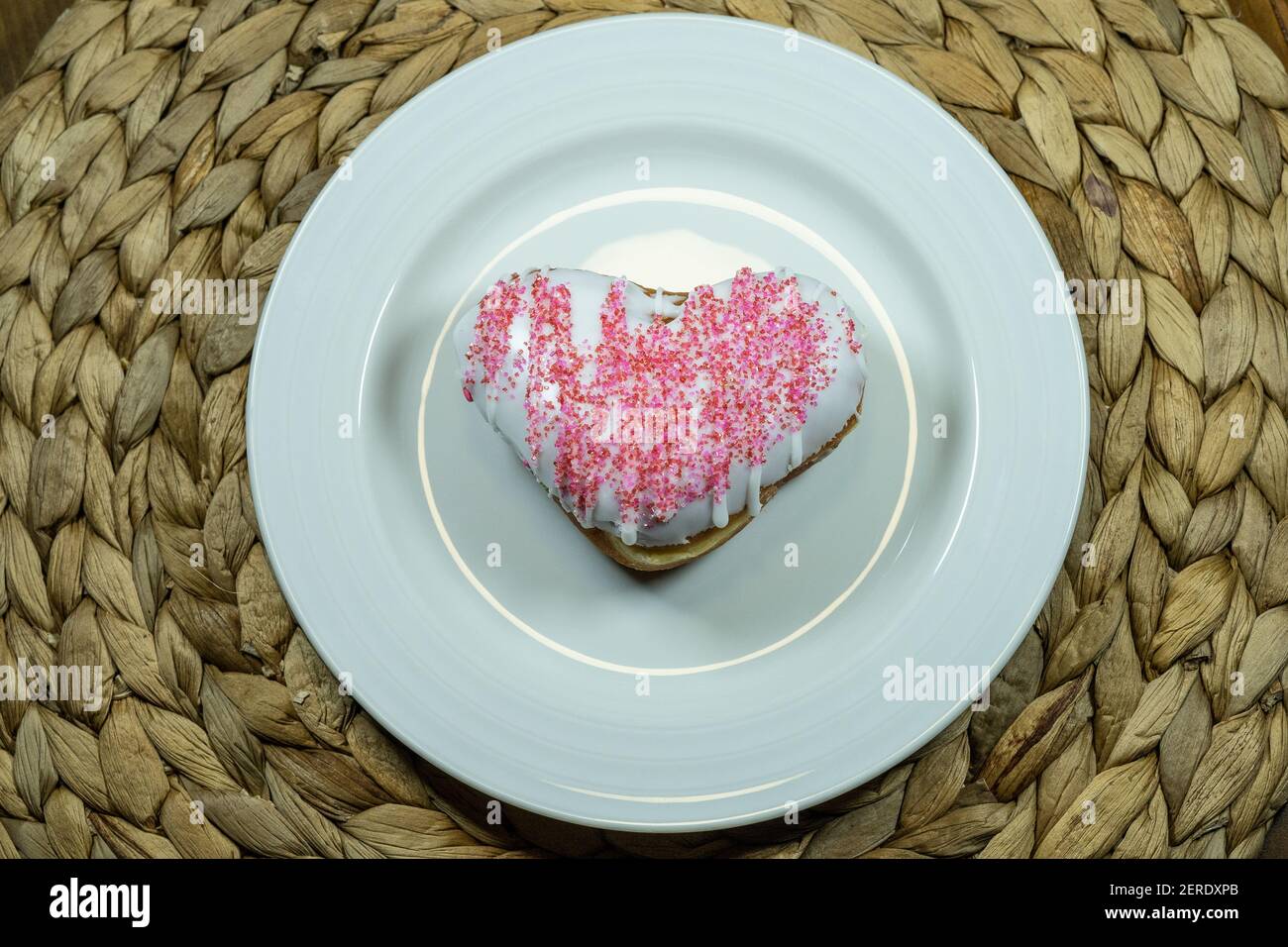 Un Donut En Forme De Coeur Rempli De Pate A Gateau Trempe Dans Le Glacage Rouge Et Recouvert De Saupoudres De Saint Valentin Festifs Photo Stock Alamy Un Donut En Forme De Coeur Rempli De Pate A Gateau Trempe Dans Le Glacage Rouge Et Recouvert De Saupoudres De Saint Valentin Festifs Photo Stock Alamy