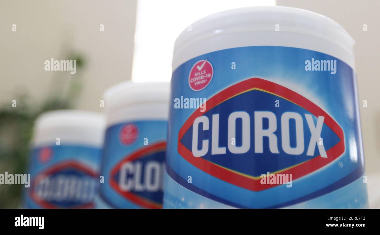 28 février 2021 : des récipients de lingettes Clorox sont installés à l'intérieur d'une maison à San Diego, en Californie, le dimanche 28 février 2021. Les contenants ont un autocollant qui affirme que Clorox 'Kills COVID-19 virus.' Clorox a récemment augmenté l'approvisionnement et est maintenant disponible dans certains magasins et en ligne pour les consommateurs à acheter dans certaines parties des États-Unis. Crédit: Rishi Deka/ZUMA Wire/Alay Live News Banque D'Images