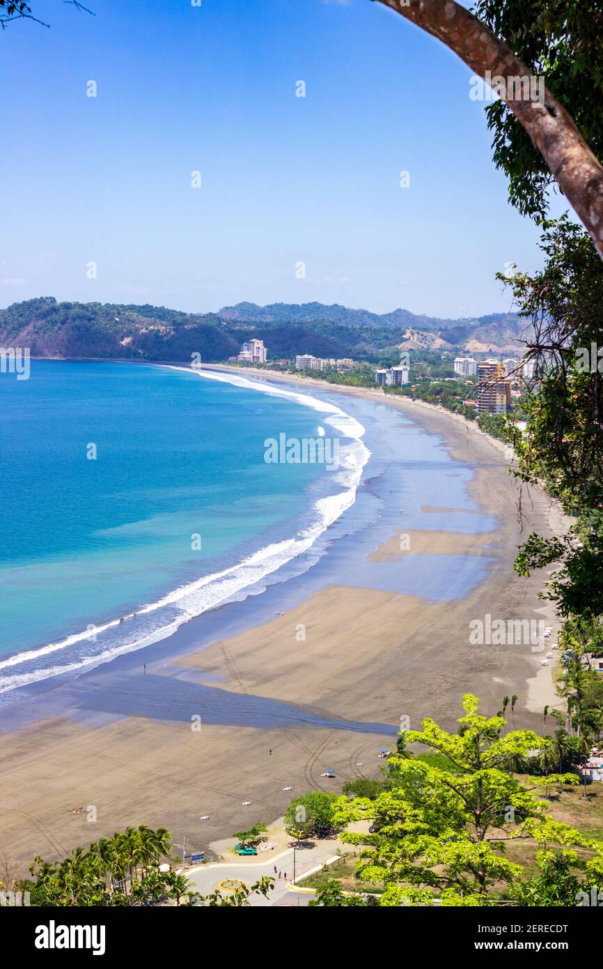 Vue sur la plage de Jaco à Jaco, Costa Rica. Le côté océan Pacifique du