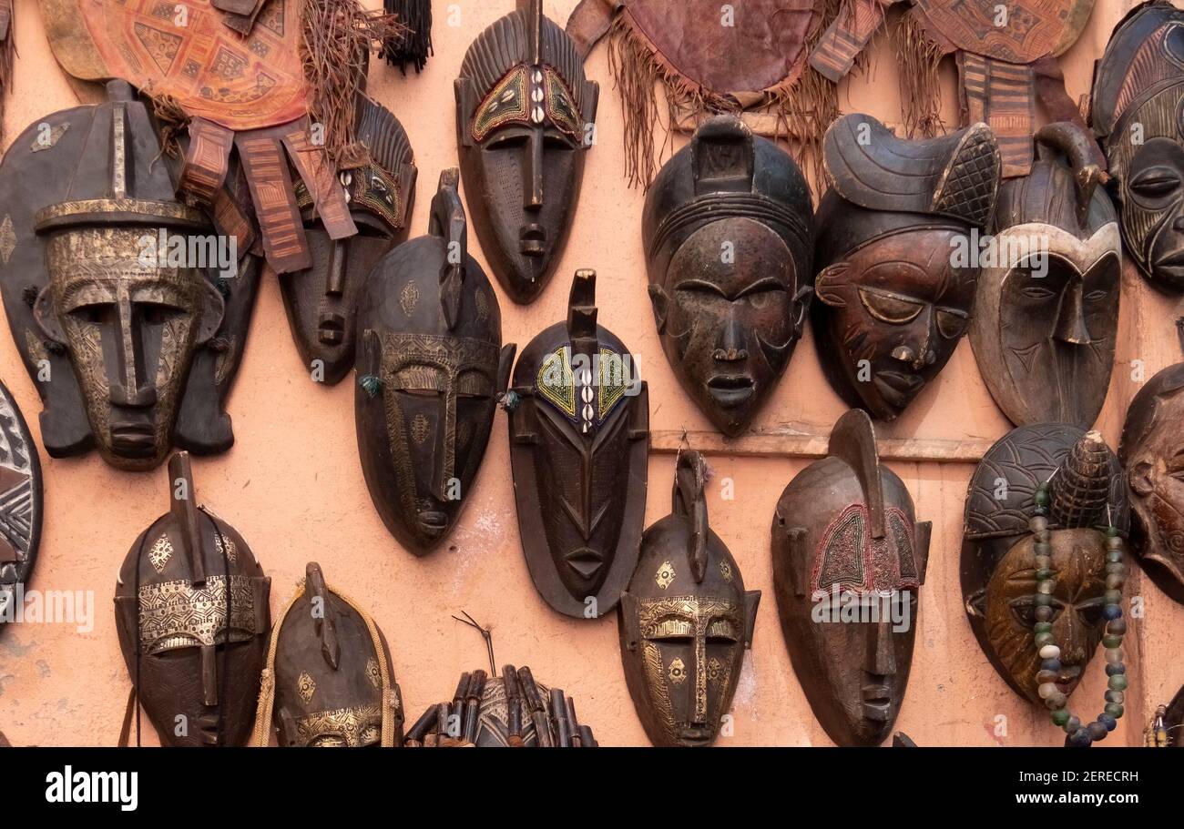 masques africains dans un marché de marrakech, morroco Photo Stock - Alamy