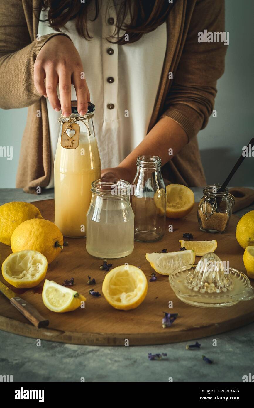 Préparation de limonade fraîche Banque D'Images