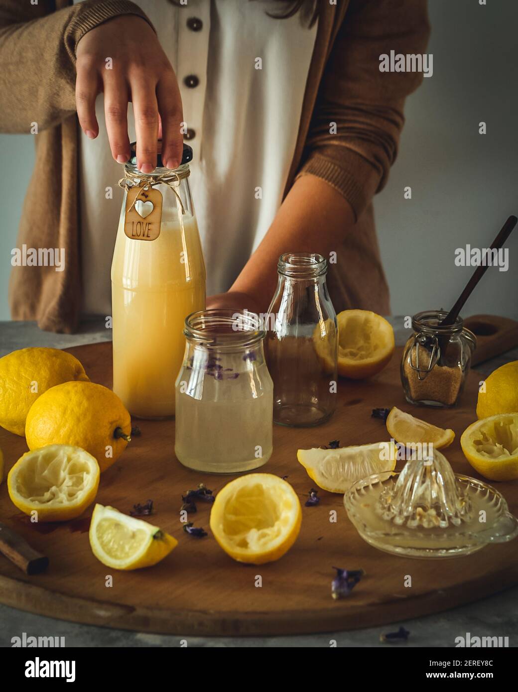 Jeune fille faisant de la limonade fraîche Banque D'Images