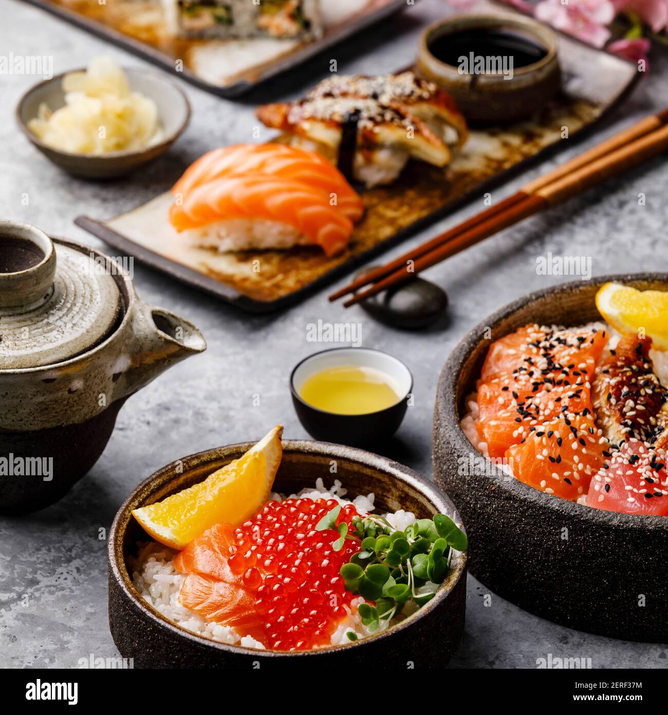 Set de sushi et caviar de saumon sur riz sur table grise Banque D'Images