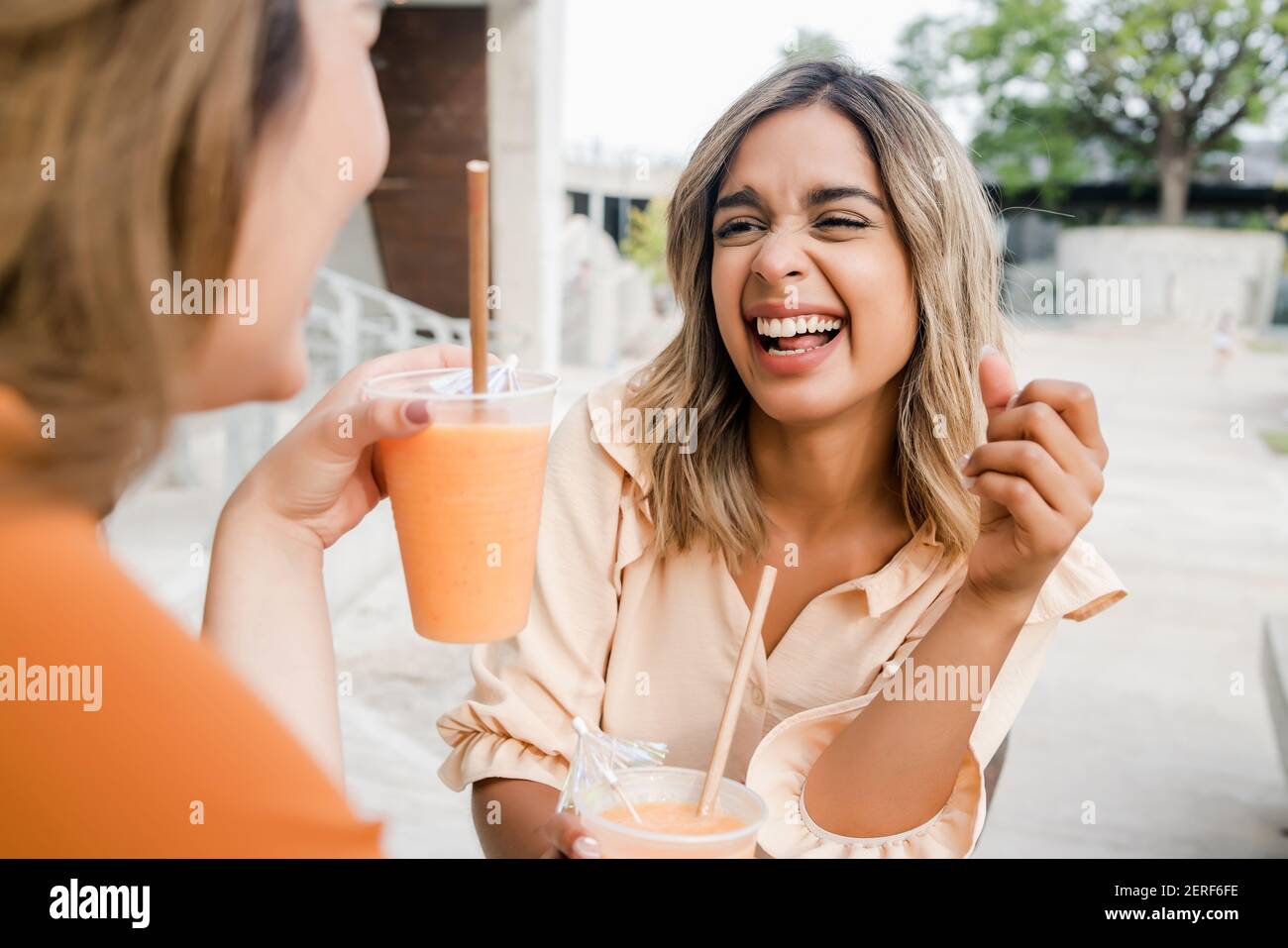 Deux amis passent du temps ensemble au café. Banque D'Images