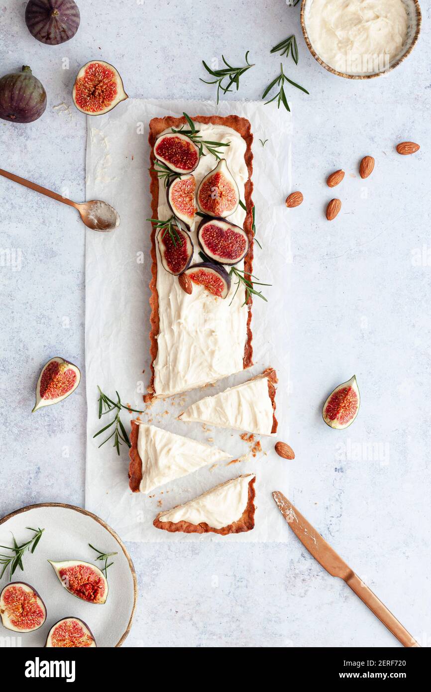 Tarteler avec de la crème d'amande, des figues fraîches et du romarin. Banque D'Images