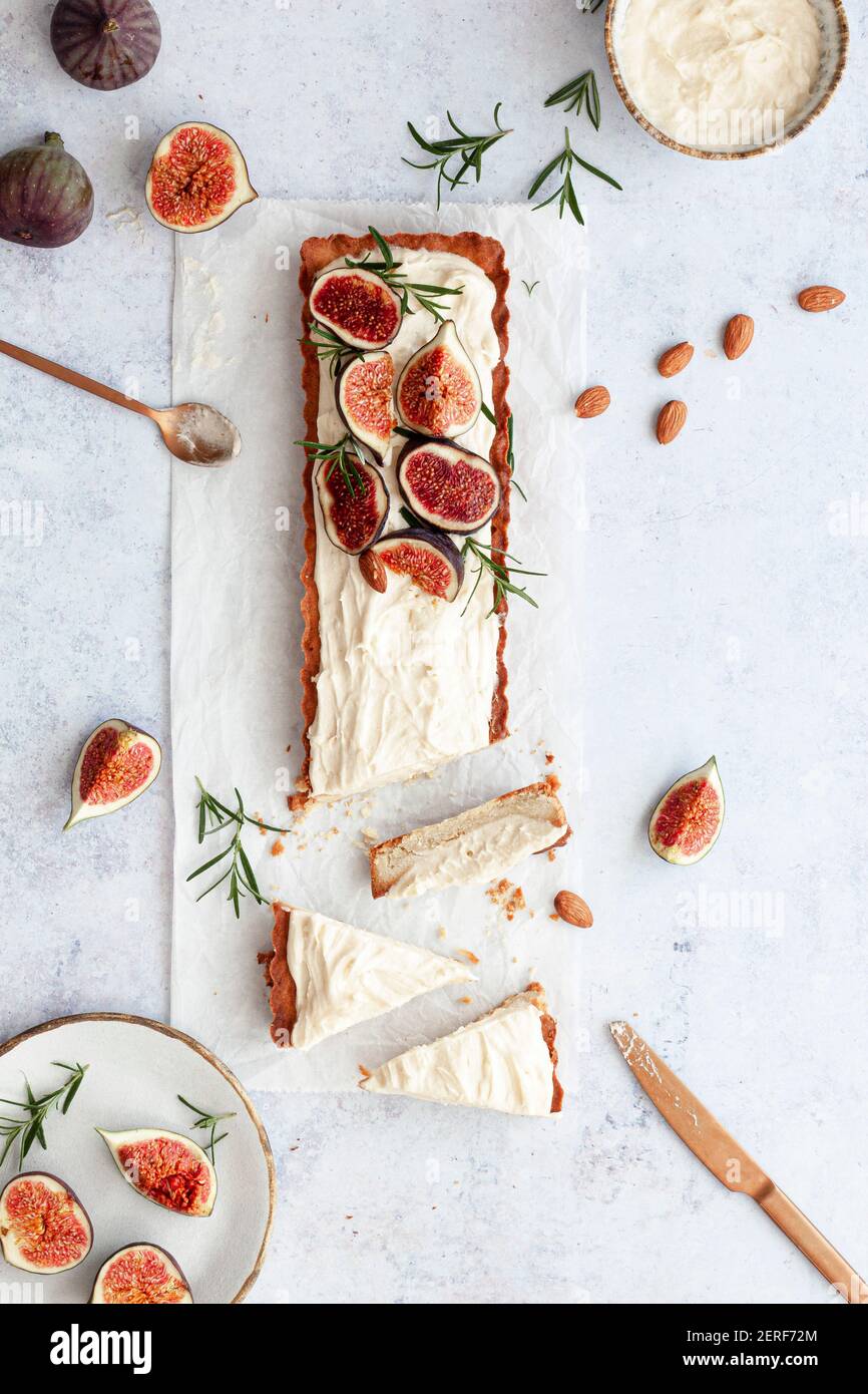 Tarteler avec de la crème d'amande, des figues fraîches et du romarin. Banque D'Images