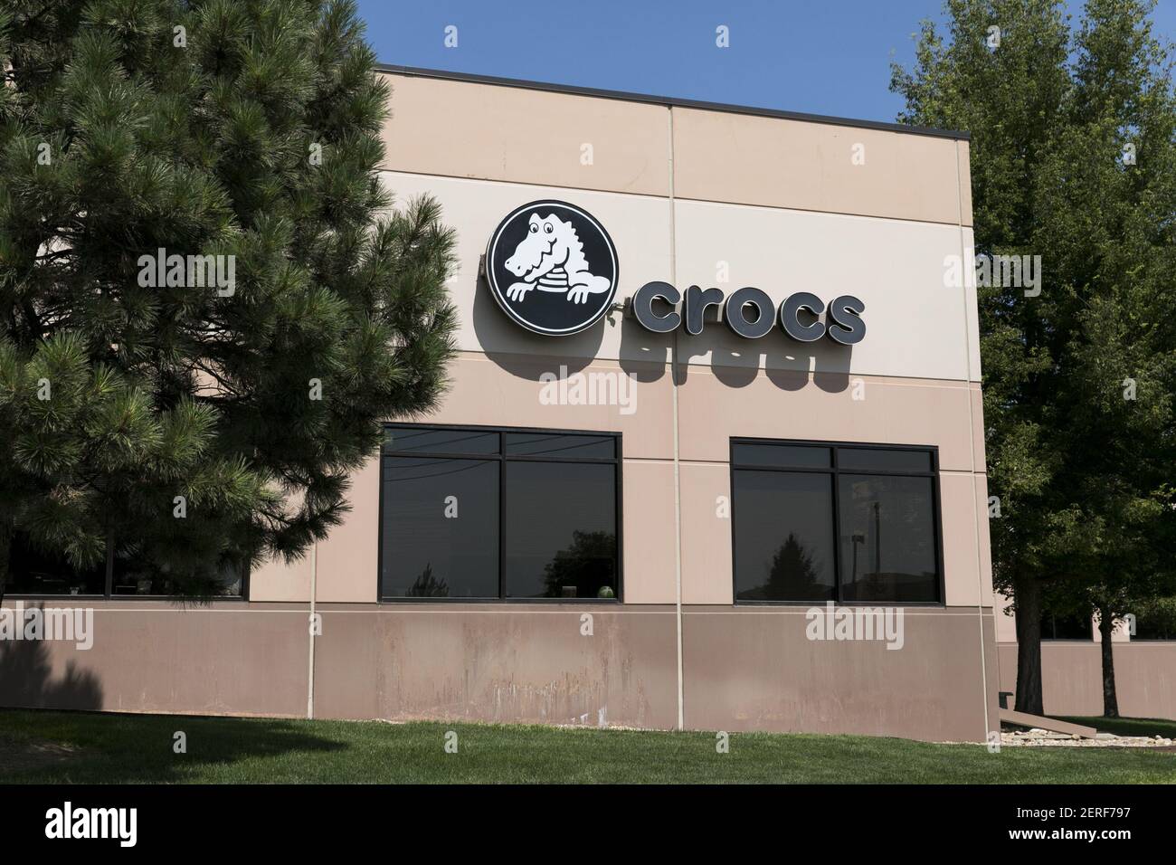 Un logo à l'extérieur du siège social de Crocs, Inc., à Niwot, Colorado, le  21 juillet, 2018. (Photo de Kristoffer Tripplaar/Sipa USA Photo Stock -  Alamy