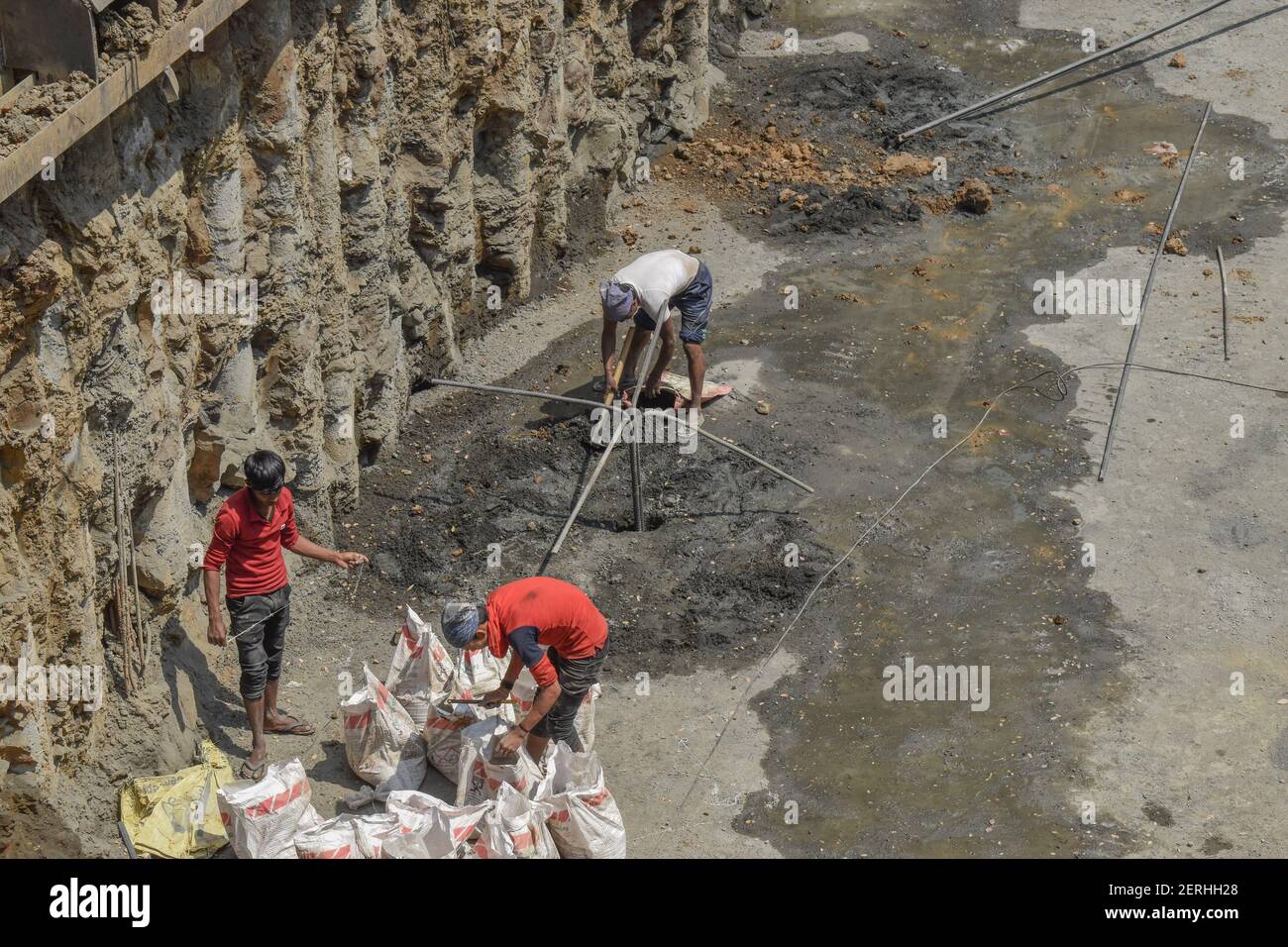 préparation du béton de ciment avec le sol et l'eau sur le chantier de construction . Sacs de ciment sur le chantier Banque D'Images préparation du béton de ciment avec le sol et l'eau sur le chantier de construction . Sacs de ciment sur le chantier Banque D'Images
