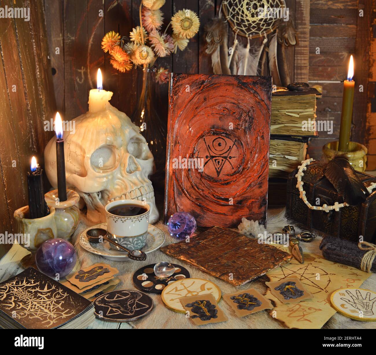 Mystérieuse vie encore avec des bougies en feu, crâne, livre de grimoire et cartes de tarot sur table de sorcière. Arrière-plan ésotérique, gothique et occulte, Halloween mys Banque D'Images