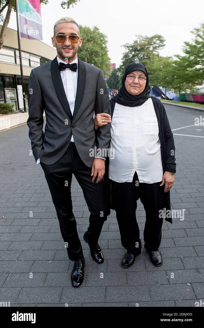 Hakim Ziyech avec sa famille pendant Gala Voetballer van het JAAR 2018 (footballeur néerlandais de l'année 2018) au Studio 21 à Hilversum. (Photo par DPPA/Sipa USA) Banque D'Images