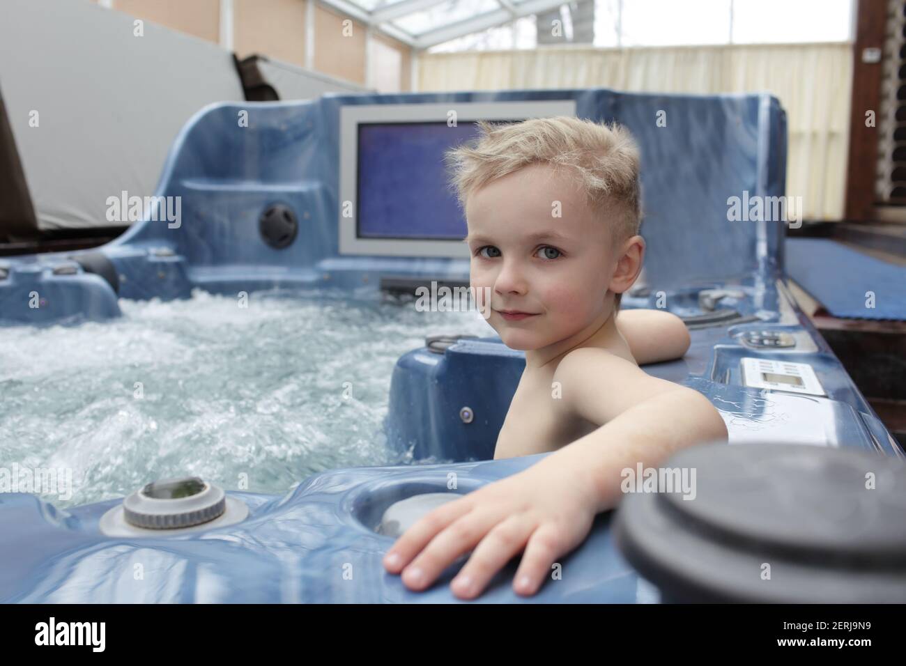 Boy Child Jacuzzi Banque D Image Et Photos Alamy