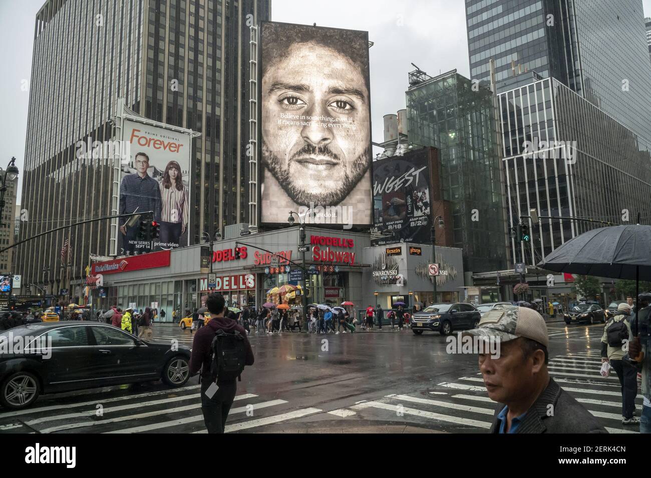 Un panneau d'affichage électronique pour les produits Nike présente Colin  Kaepernick, le quarterback américain du football qui, en protestation  contre la brutalité policière, « a pris le genou » pendant le jeu